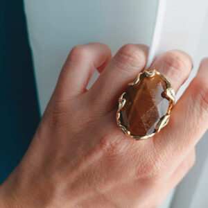Anello ovale con pietra occhio di tigre