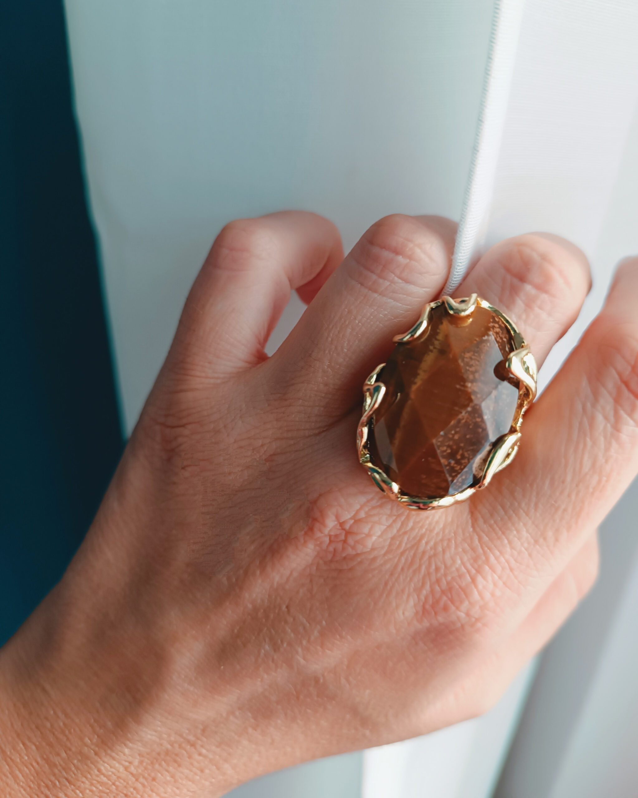 Anello ovale con pietra occhio di tigre Anello ovale con pietra occhio di tigre