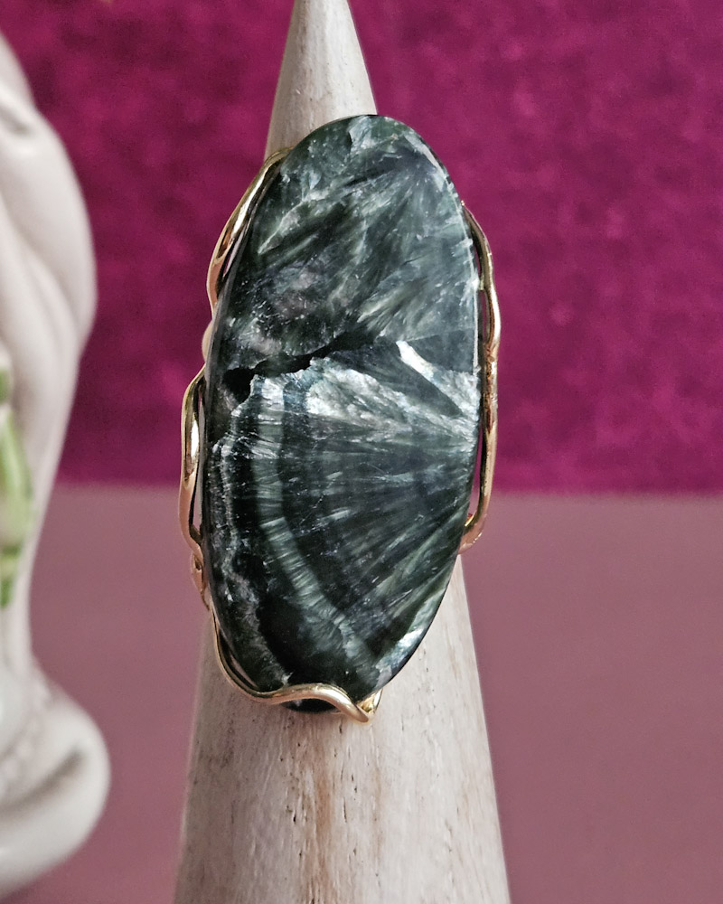 Anello ovale con serafinite 1