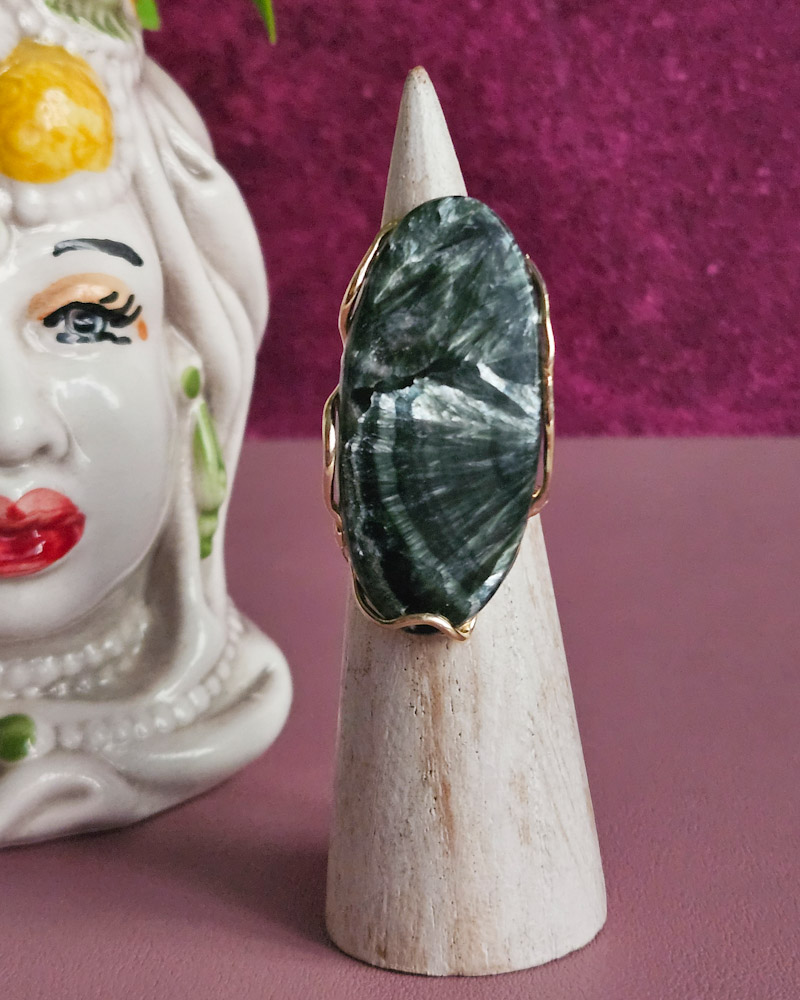 Anello ovale con serafinite Anello ovale con serafinite
