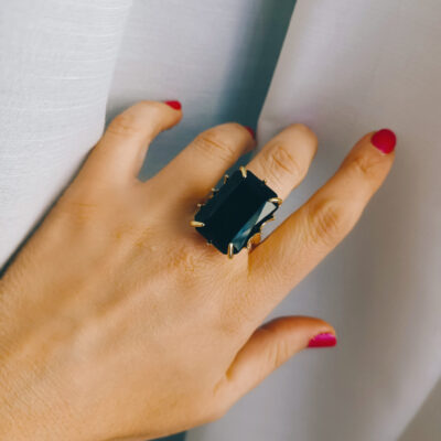 Anello rettangolare con cristallo nero