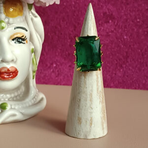 Anello rettangolare con cristallo verde