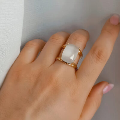 Anello rettangolare con occhio di gatto bianco