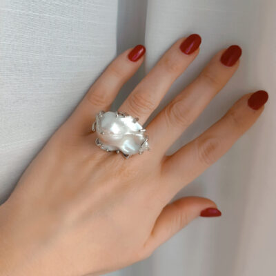 Anello vistoso con perla barocca 4