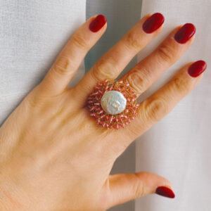 Anello vistoso con perla barocca piatta e cristalli rosa