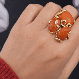 Anello vistoso con tre pietre di diaspro rosso