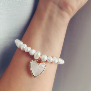 Bracciale di perle con ciondolo cuore in cristallo di rocca