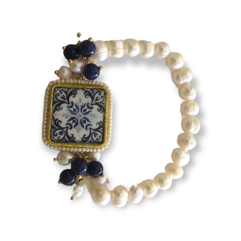 Bracciale di perle con mattonella in ceramica di caltagirone 1