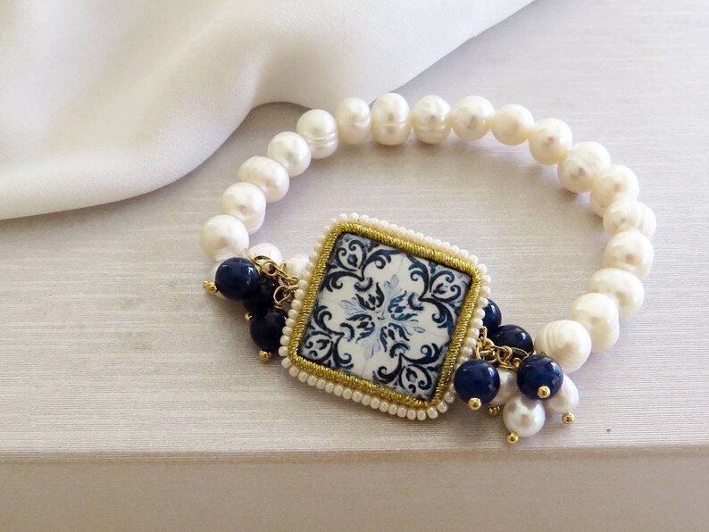 Bracciale di perle con mattonella in ceramica di caltagirone 2