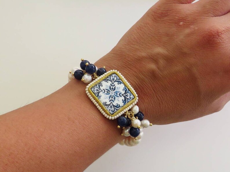 Bracciale di perle con mattonella in ceramica di caltagirone 3