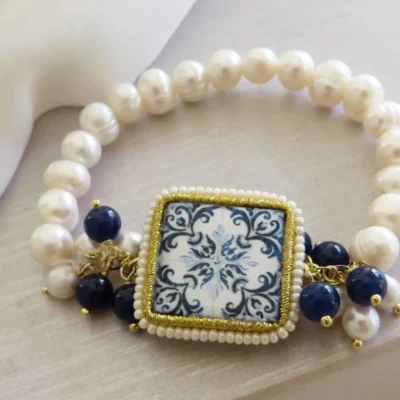 Bracciale di perle con mattonella in ceramica di caltagirone