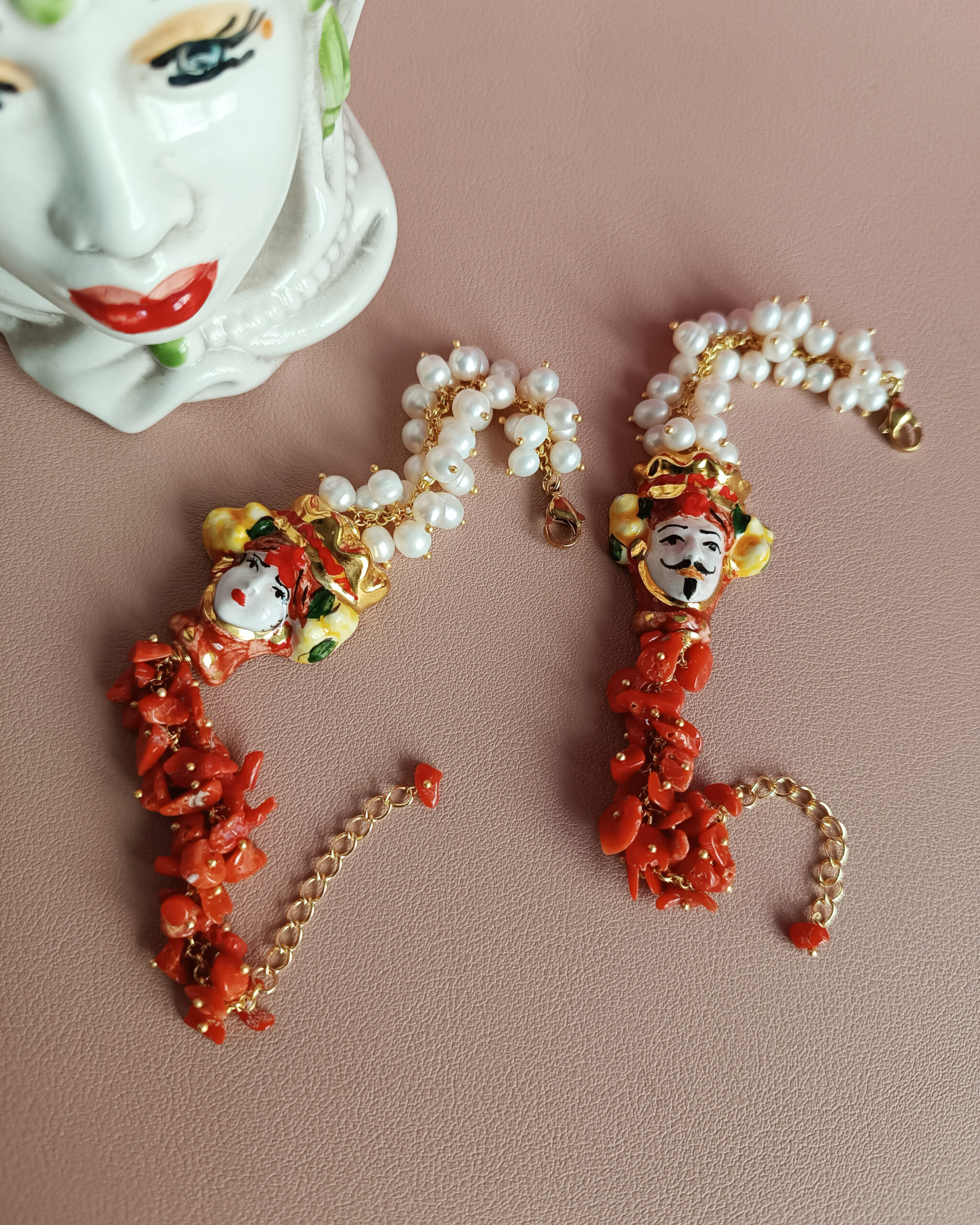 Bracciale perle di fiume e corallo naturale rosso con testa di moro in ceramica di caltagirone 2 Bracciale perle di fiume e corallo naturale rosso con testa di moro in ceramica di caltagirone 2
