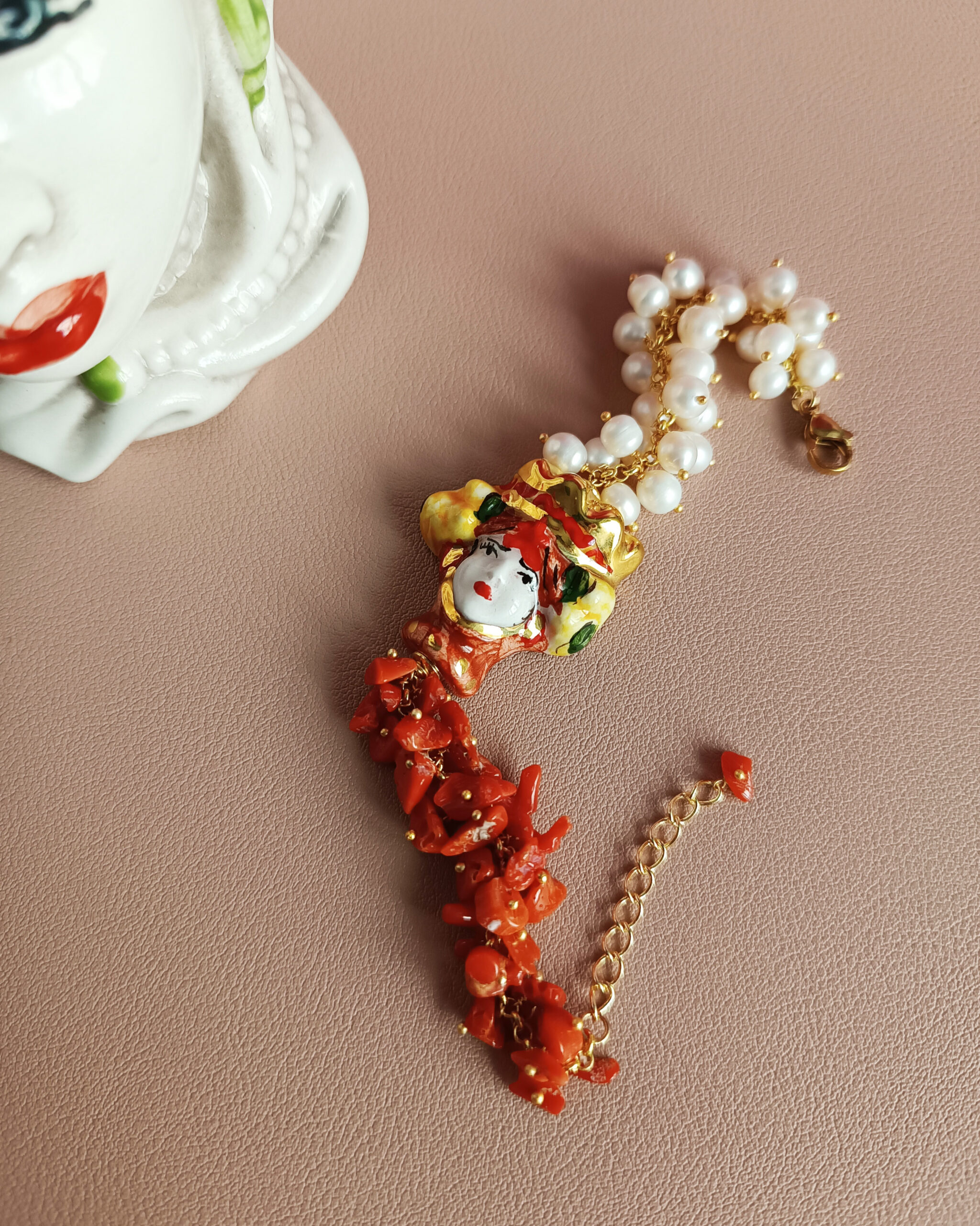 Bracciale perle di fiume e corallo naturale rosso con testa di moro in ceramica di caltagirone