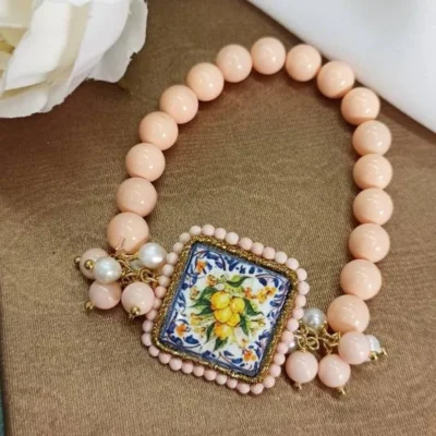 Bracciale siciliano con pietre rosa e mattonella in ceramica di caltagitone