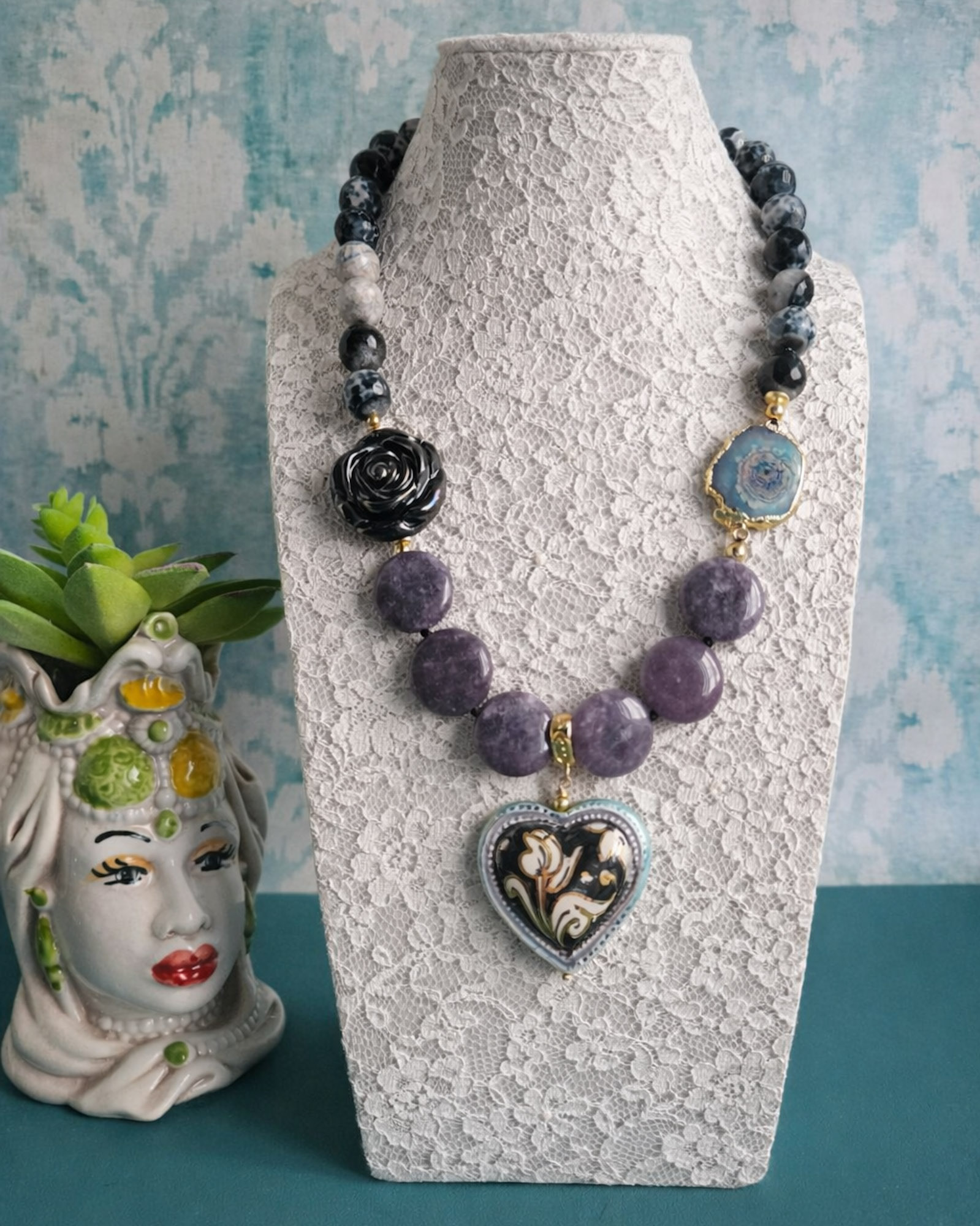 Collana-Decollete-con-Agata-Fuoco-Lepidolite-e-Ceramica-di-Caltagirone.jpg Collana Decollete con Agata Fuoco