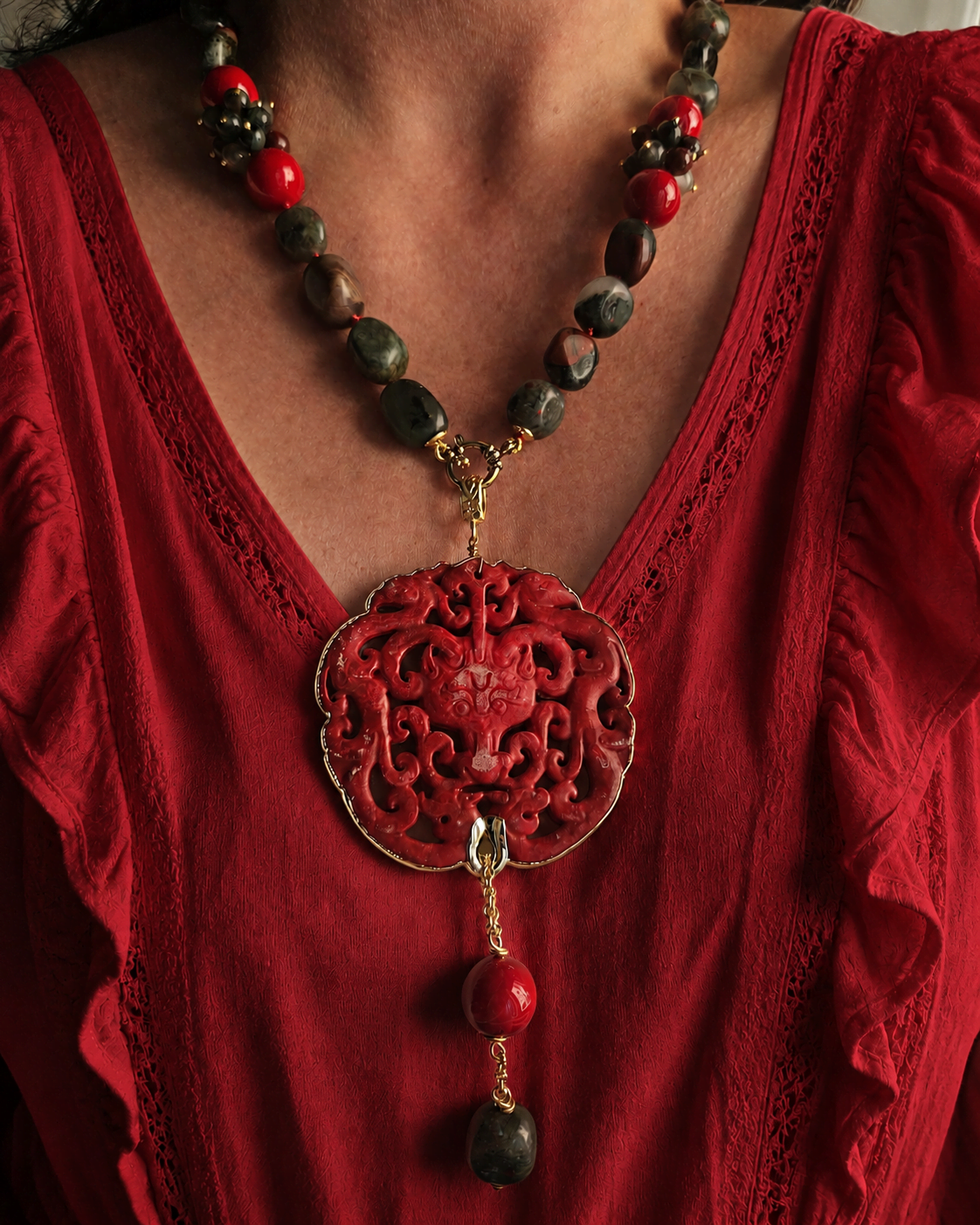 Collana Decollete con Burattate di Bloody Jasper e Ciondolo Giada Burma Rossa Collana Decollete con Burattate di Bloody Jasper e Ciondolo Giada Burma Rossa
