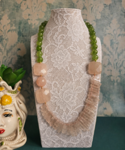 Alternative view of Collana Decollete con Peridoto e Frange di Quarzo Rosa