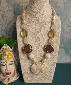 Alternative view of Collana Décolleté con Perle, Tormalina e Cammeo Scolpito dalla Conchiglia