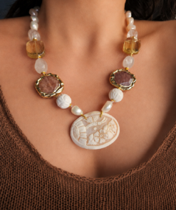Collana Décolleté con Perle, Tormalina e Cammeo Scolpito dalla Conchiglia