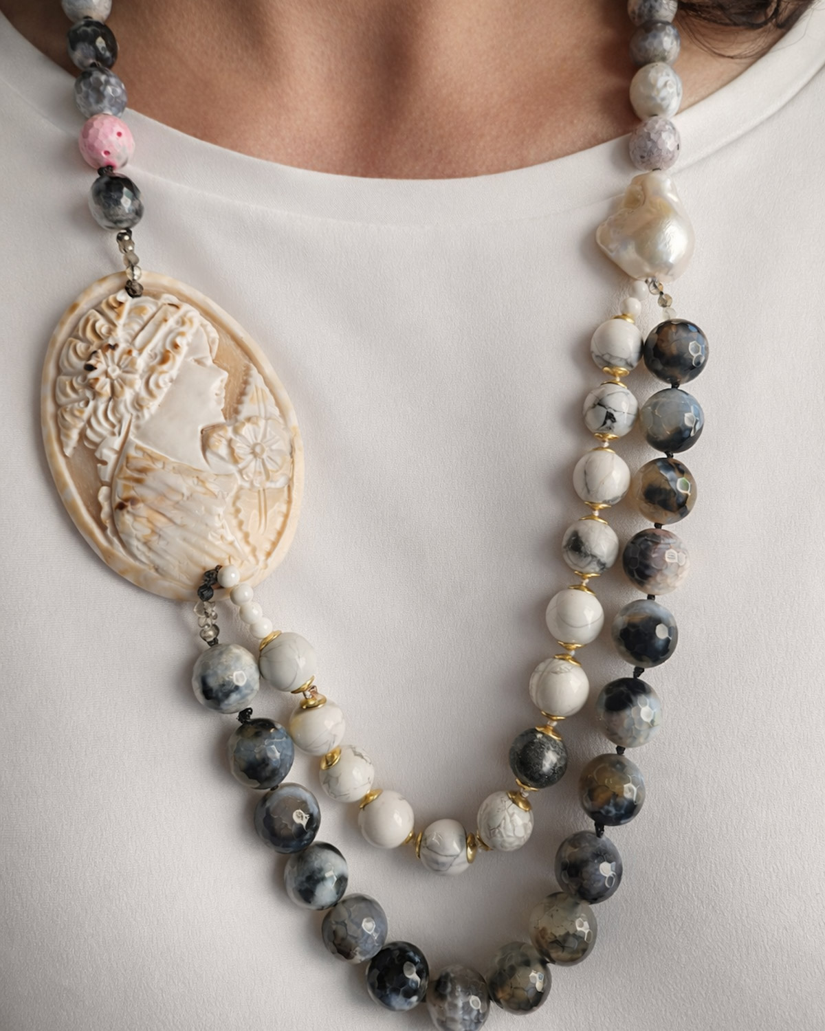 Collana Doppio Giro con Agata del Madagascar e Cammeo Scolpito in Conchiglia Sardonica 1