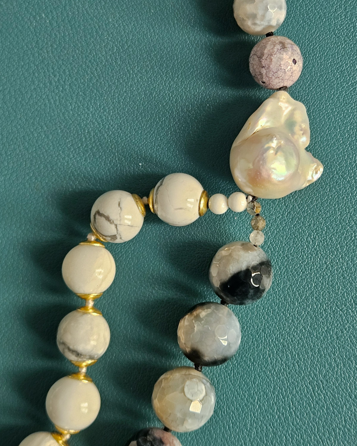 Collana Doppio Giro con Agata del Madagascar e Cammeo Scolpito in Conchiglia Sardonica 2