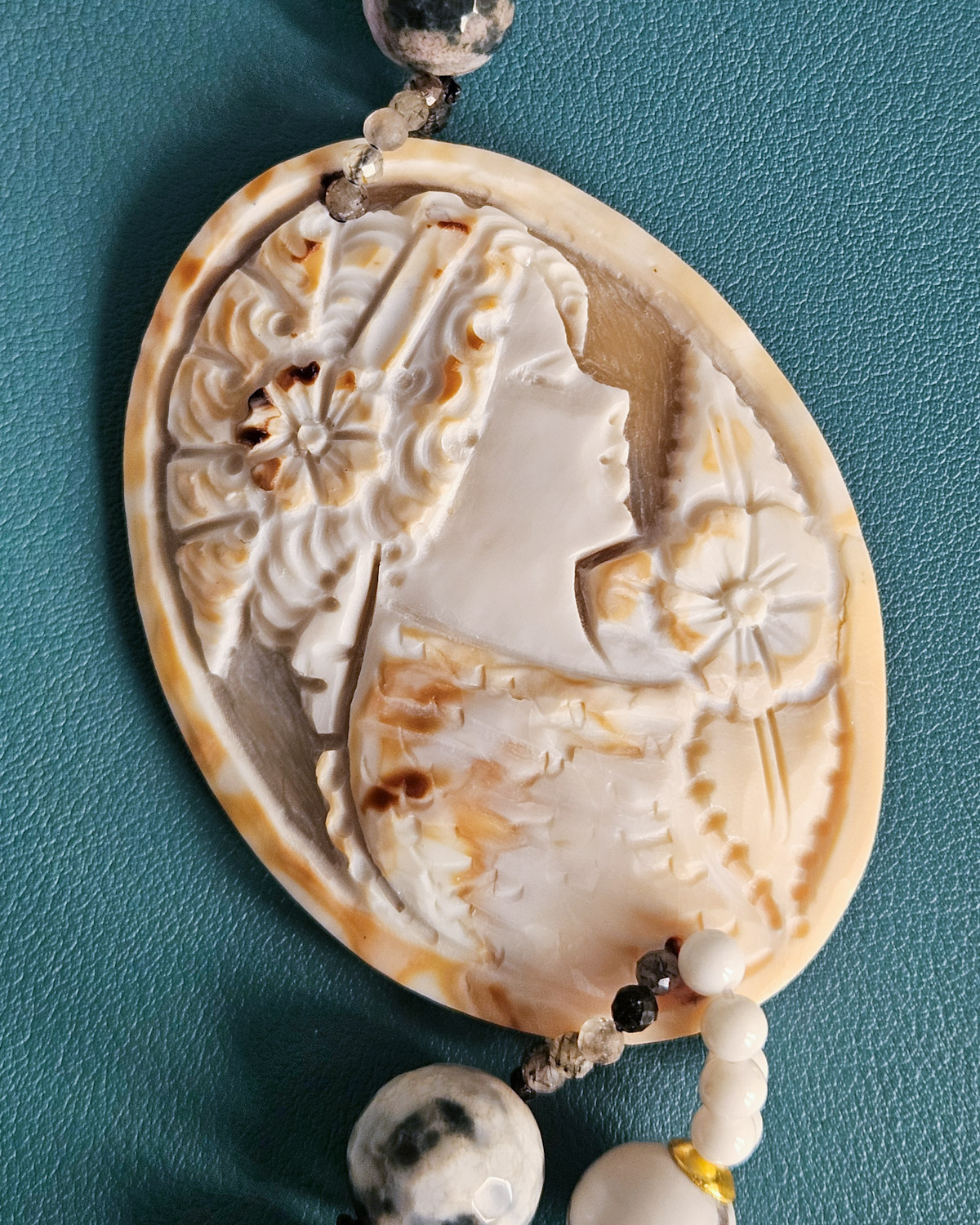 Collana Doppio Giro con Agata del Madagascar e Cammeo Scolpito in Conchiglia Sardonica 3