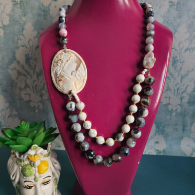 Collana Doppio Giro con Agata del Madagascar e Cammeo Scolpito in Conchiglia Sardonica