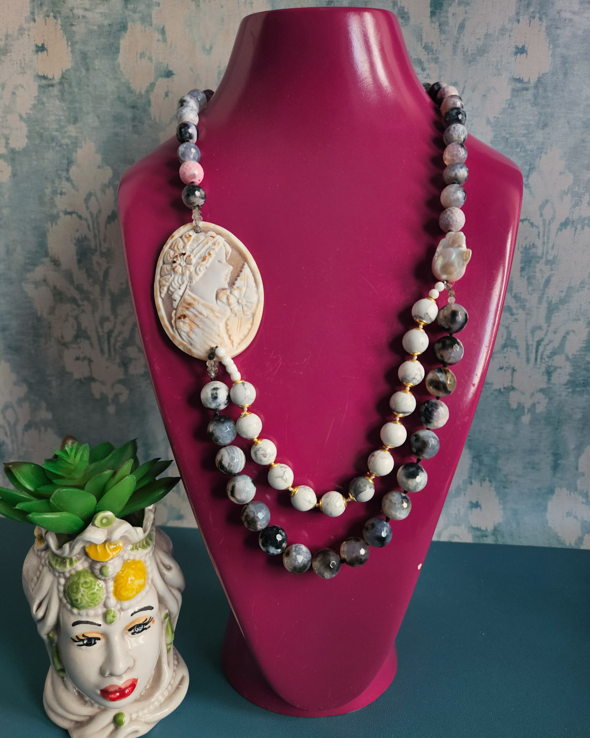 Collana Doppio Giro con Agata del Madagascar e Cammeo Scolpito in Conchiglia Sardonica Collana Doppio Giro con Agata del Madagascar e Cammeo Scolpito in Conchiglia Sardonica