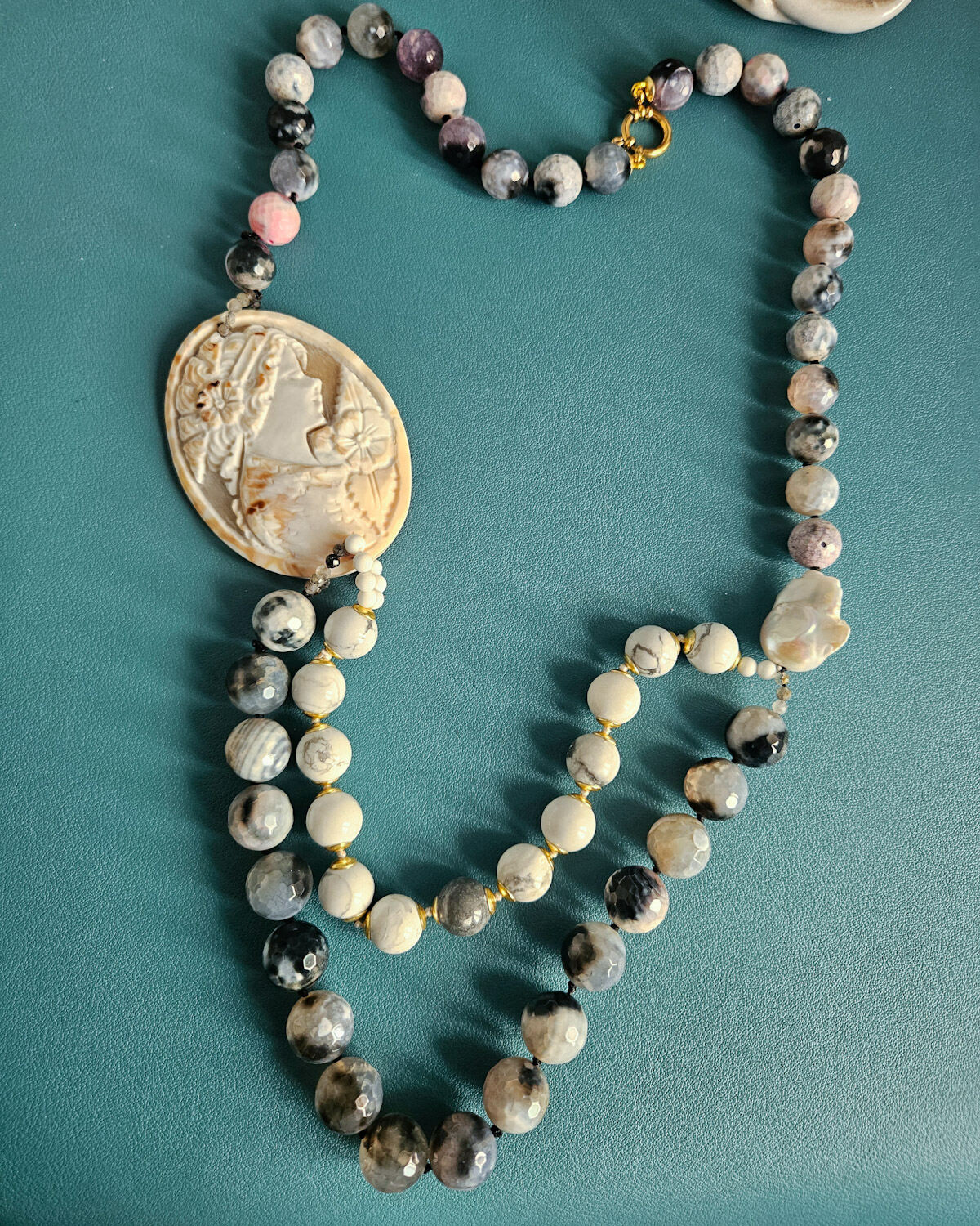 Collana Doppio Giro con Agata del Madagascar e Cammeo Scolpito in Conchiglia Sardonica 4