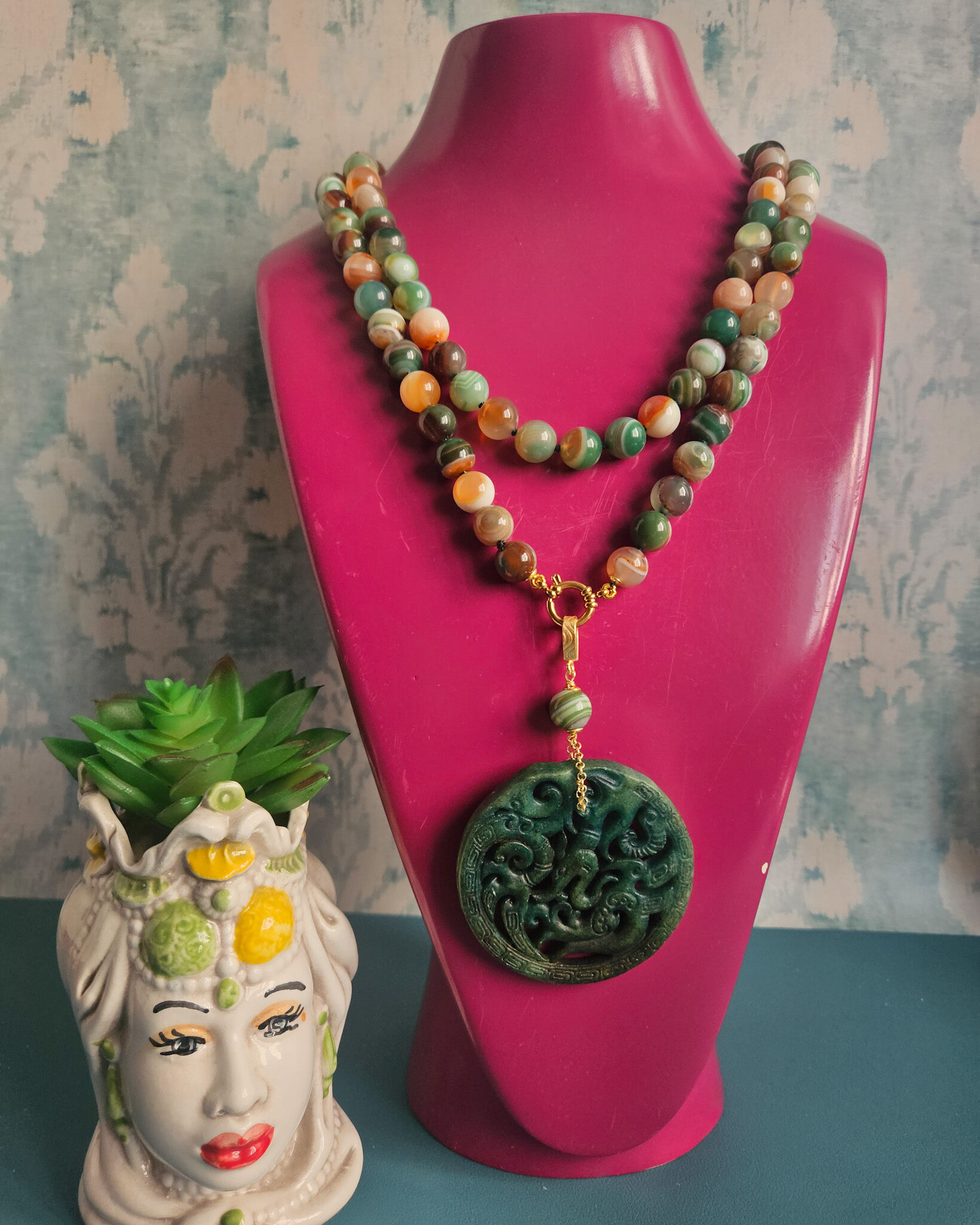 Collana Extra Lunga con Agata Sfumata e Ciondolo Giada Verde Collana Extra Lunga con Agata Sfumata e Ciondolo Giada Verde