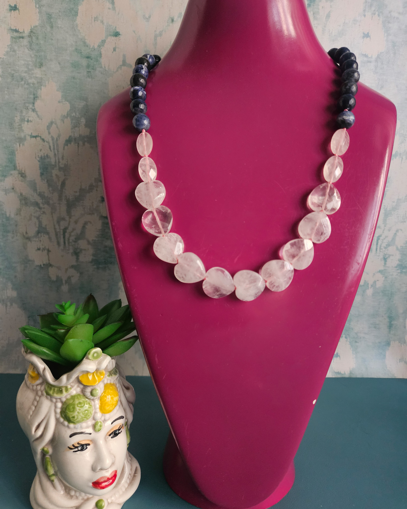 Collana Fatta a Mano con Sodalite e Cuoricini di Quarzo Rosa 1