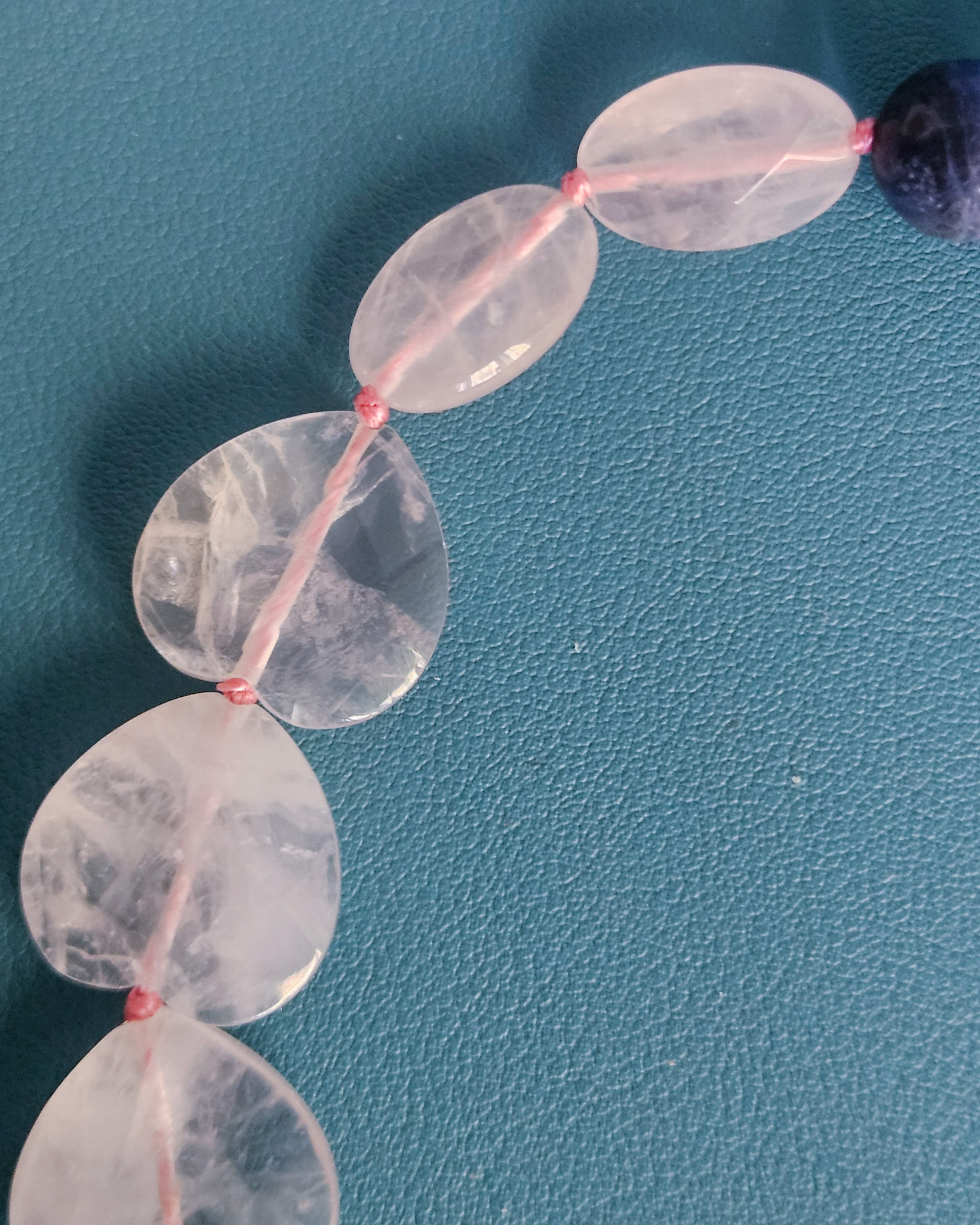 Collana Fatta a Mano con Sodalite e Cuoricini di Quarzo Rosa 2