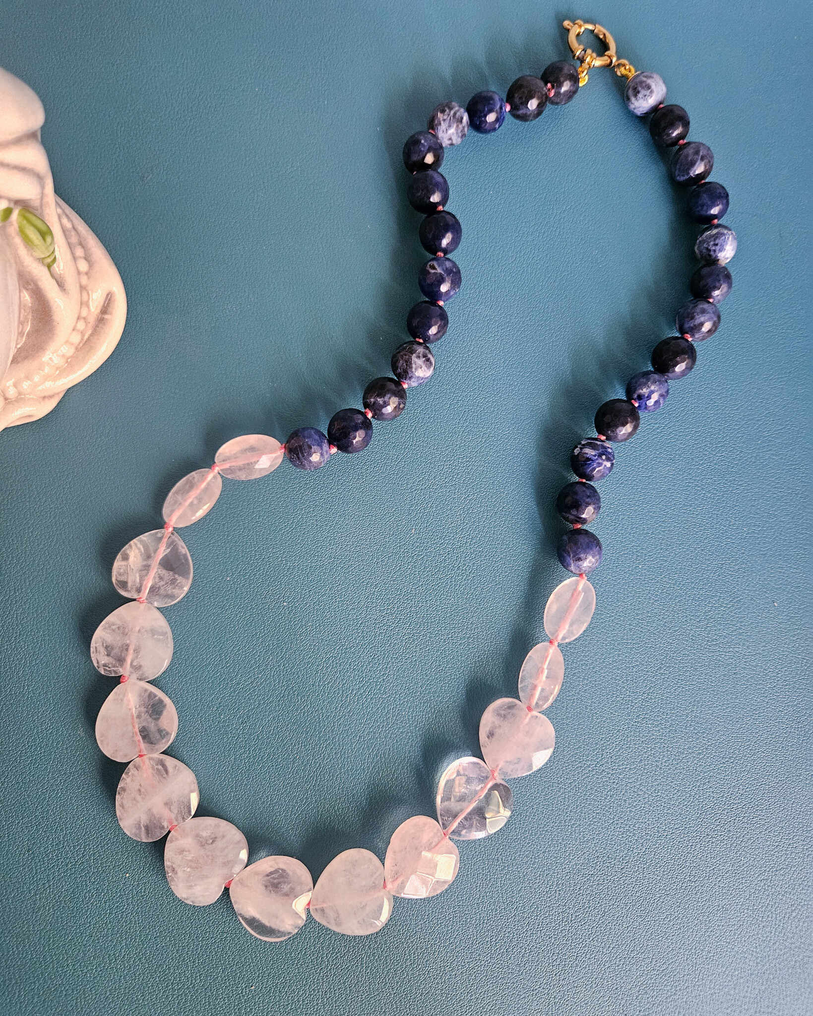 Collana Fatta a Mano con Sodalite e Cuoricini di Quarzo Rosa 3
