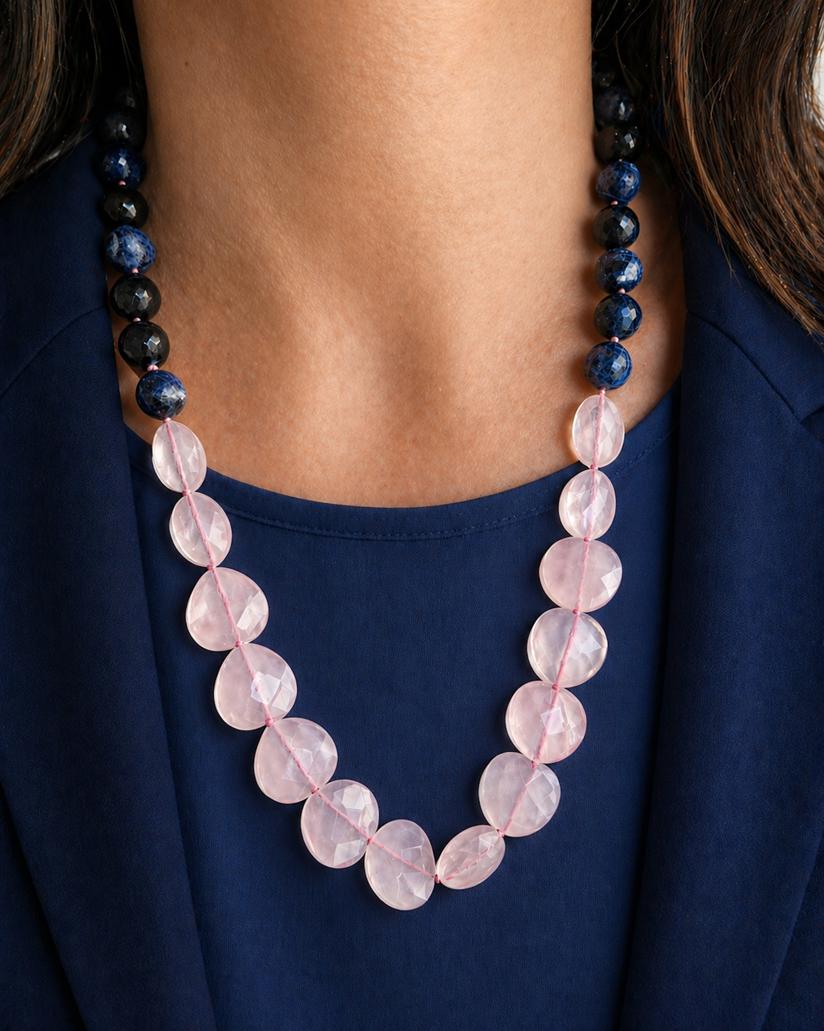 Collana Fatta a Mano con Sodalite e Cuoricini di Quarzo Rosa Collana Fatta a Mano con Sodalite e Cuoricini di Quarzo Rosa