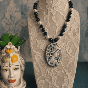 Collana Girocollo con Giada Blu, Perle di Maiorca e Cammeo in Ceramica di Caltagirone