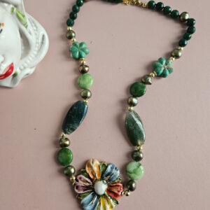 Collana Girocollo con Pietre Verdi e Fiore arcobaleno in Ceramica di Caltagirone