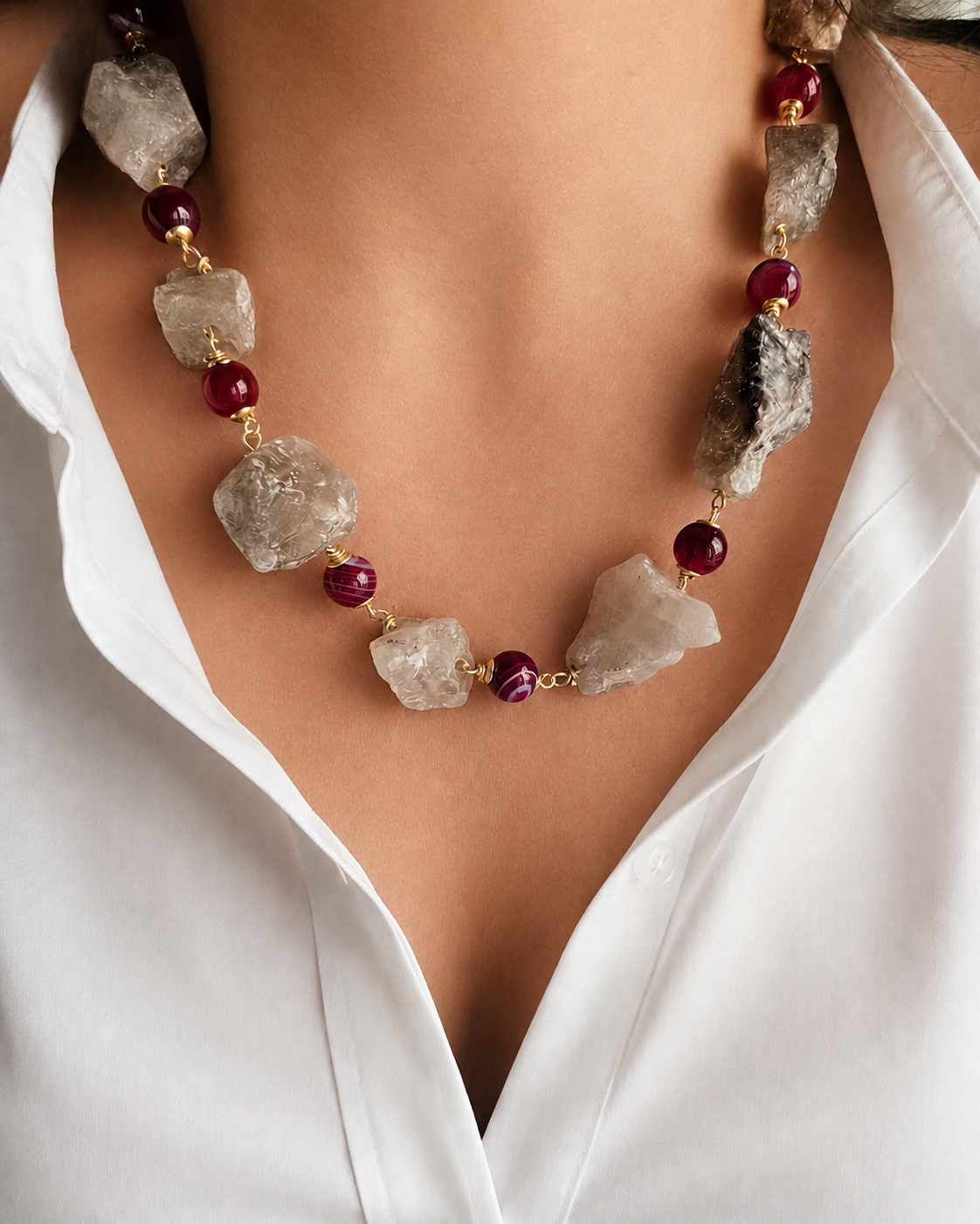 Collana Girocollo con Sassi di Quarzo Fumè e Agata Fucsia Collana Girocollo con Sassi di Quarzo Fumè e Agata Fucsia