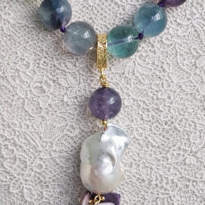 Collana Girocollo in Fluorite, Chips di Sugilite e Perla Barocca