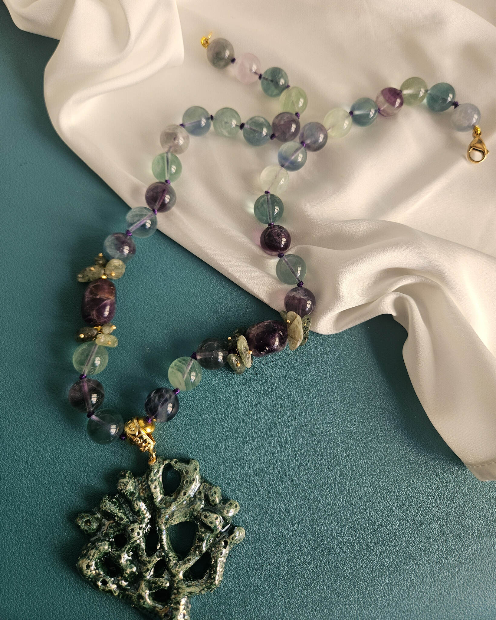 Collana Girocollo in Fluorite con Ametista, Granato Verde e Ramo di Corallo in Ceramica di Caltagirone 1