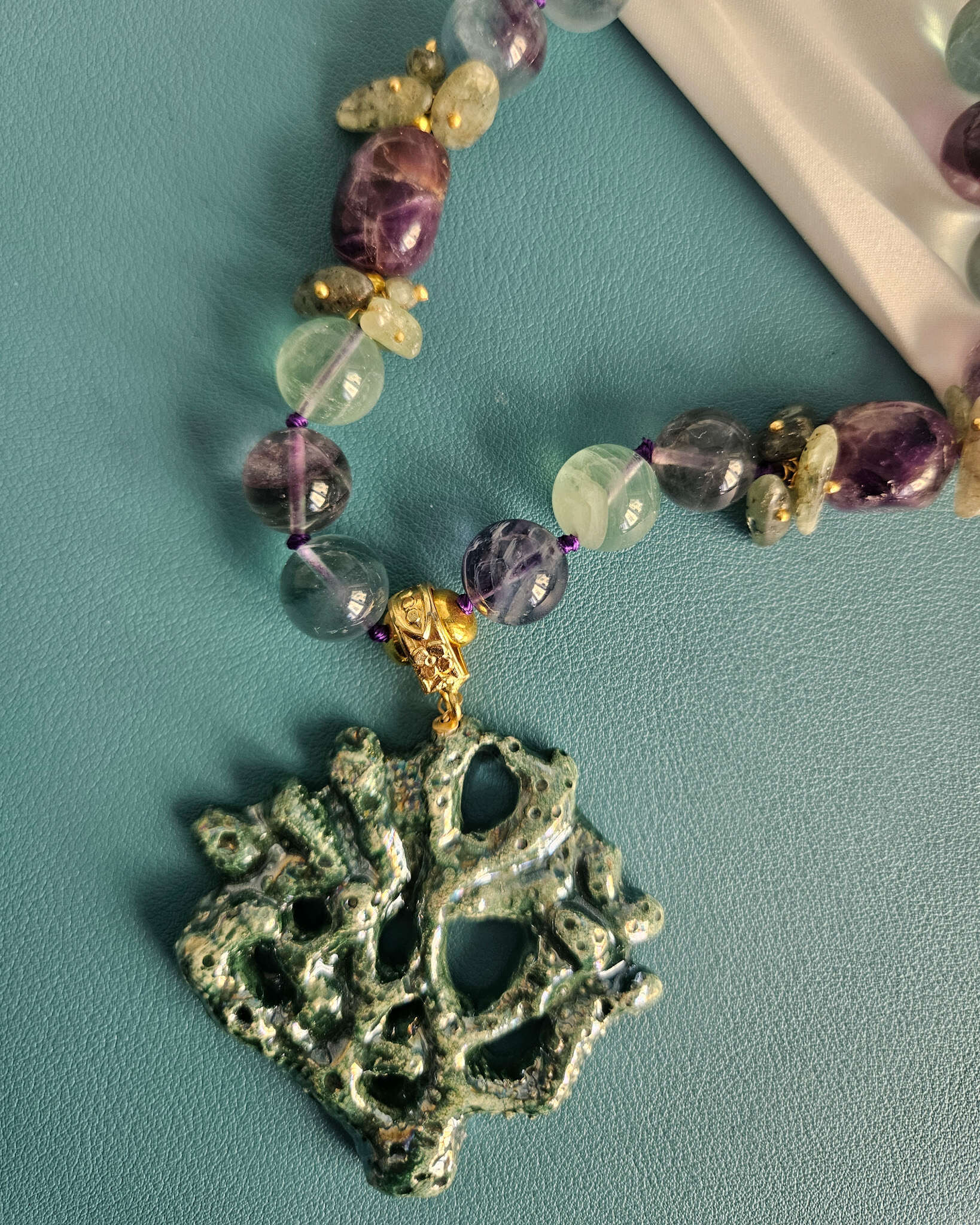 Collana Girocollo in Fluorite con Ametista, Granato Verde e Ramo di Corallo in Ceramica di Caltagirone 2