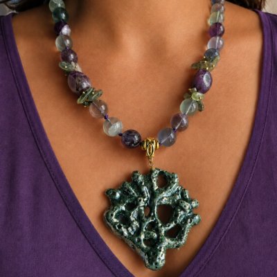 Collana Girocollo in Fluorite con Ametista, Granato Verde e Ramo di Corallo in Ceramica di Caltagirone