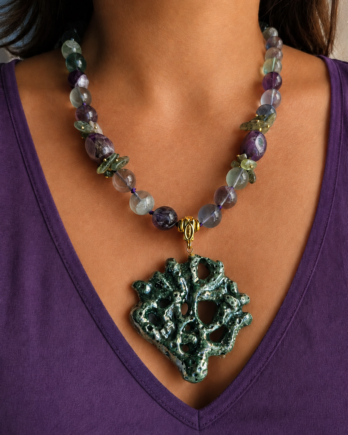 Collana Girocollo in Fluorite con Ametista, Granato Verde e Ramo di Corallo in Ceramica di Caltagirone Collana Girocollo in Fluorite con Ametista, Granato Verde e Ramo di Corallo in Ceramica di Caltagirone