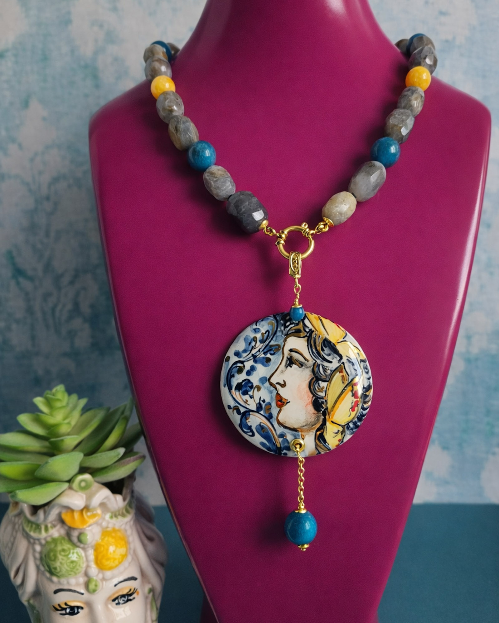 Collana-Girocollo-in-Labradorite-con-Apatite-Giada-Gialla-e-Ciondolo-in-Ceramica-di-Caltagirone.jpg Collana Girocollo in Labradorite con Apatite