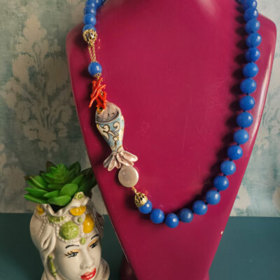 Collana Siciliana con Agata Blu e Pesce in Ceramica di Caltagirone