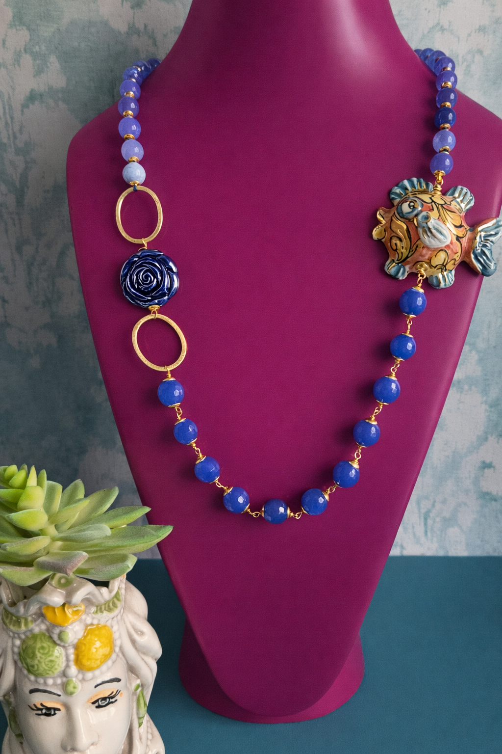 Collana Siciliana con Agata Blu e Pesce in Ceramica di Caltagirone Collana Siciliana con Agata Blu e Pesce in Ceramica di Caltagirone