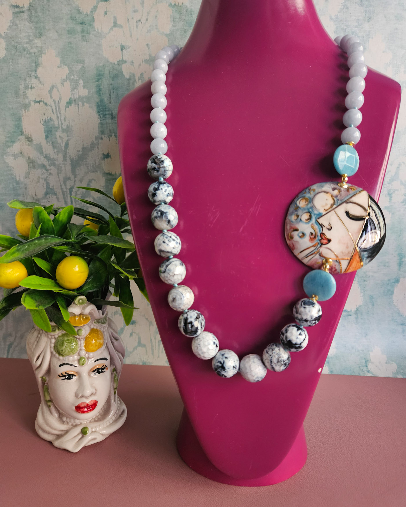 Collana-Siciliana-con-Angelite-Agata-Fuoco-e-Ceramica-di-Caltagirone-Dipinta-a-Mano-3.jpg Collana Siciliana con Angelite