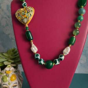 Collana Siciliana con Pietre Naturali Verdi e Cuore in Ceramica di Caltagirone