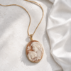 Collana a Catena in Argento 925 Placcato Oro con Cammeo Abbraccio Scolpito dalla Conchiglia Sardonica