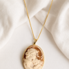 Collana a Catena in Argento 925 Placcato Oro con Cammeo Abbraccio Scolpito dalla Conchiglia Sardonica