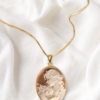 Collana a Catena in Argento 925 Placcato Oro con Cammeo Abbraccio Scolpito dalla Conchiglia Sardonica